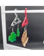 Support boucles d’oreilles Plexi. blanc avec 8 cintres