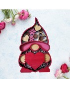 Gnome en bois tenant un cœur pour la st valentin