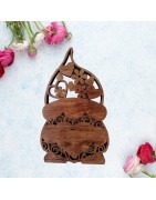 Gnome en bois tenant un cœur pour la st valentin