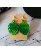 Boucles d'oreilles feuille monstera acrylique vertes pailletées