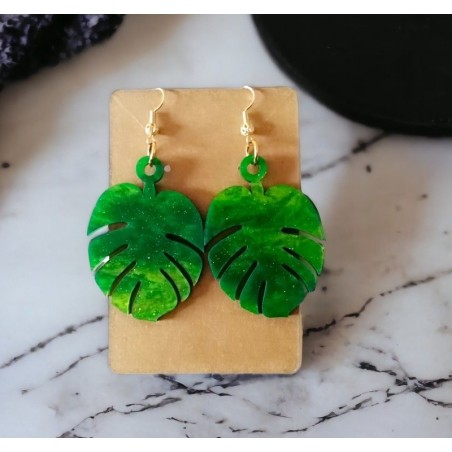 Boucles d'oreilles feuille monstera acrylique vertes pailletées