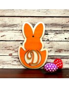 Lapin de pâques en bois, peint à la main avec initiale du prénom