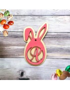 Lapin de pâques en bois, peint à la main avec initiale du prénom